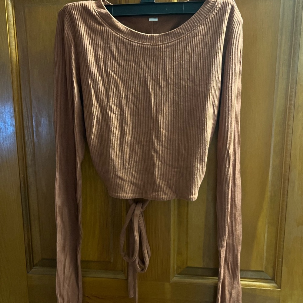 ALO Ribbed Long-Sleeve Tie-Front Crop Top - Brown